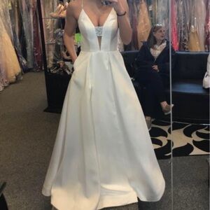 Size 6
Beautiful white prom dress